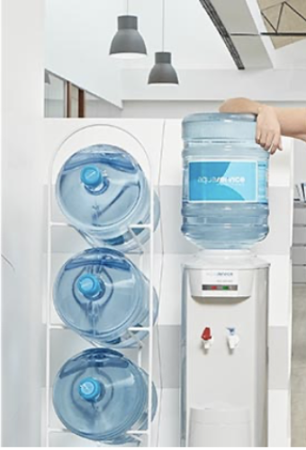 El uso de reutilización del bidón de agua de los dispensadores equivale al consumo de 1500 botellas de plástico de agua de medio litro.